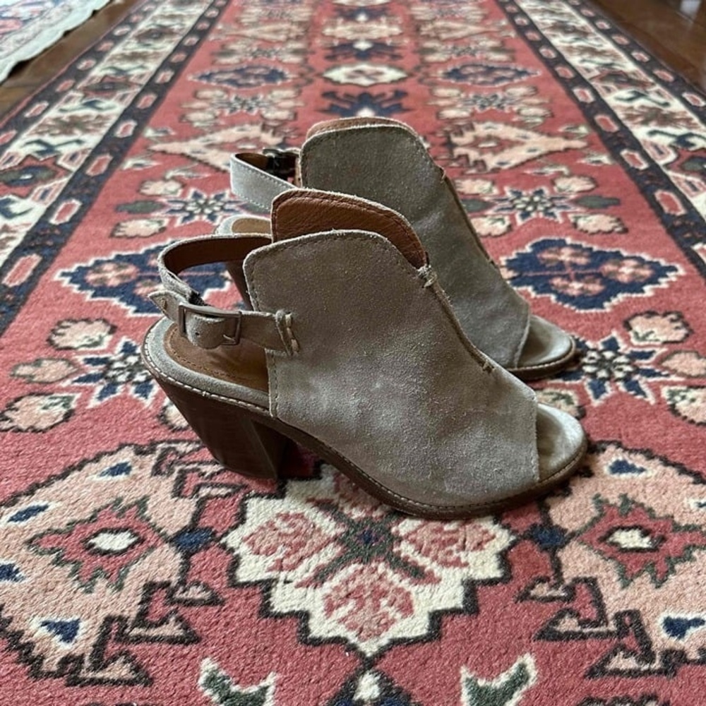 Frye Tan Suede Peep Toe Slingback Buckle Strap Ankle Bootie Heels Size 6 - Picture 12 of 16
